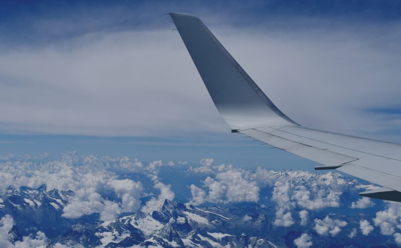 Nhìn từ cửa sổ máy bay lên núi, cánh của máy bay