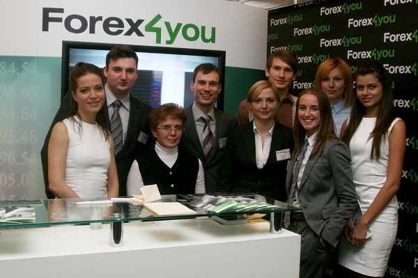 Đại diện Forex4you đang đứng bên cạnh vị trí của công ty tại triển lãm ở Trung Quốc